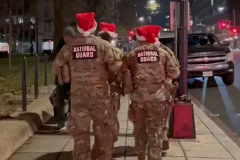 ABŞ Milli Qvardiyası küçələrdə Santa Klaus papaqları ilə patrula başlayıb