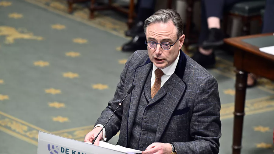 Belçikanın baş naziri Tramp ilə görüş zamanı pivə ilə bağlı vacib sənədləri unudub