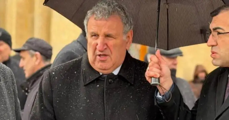 İsa Həbibbəyliyə çətir tutan şəxsin kimliyi BƏLLİ OLDU - FOTO