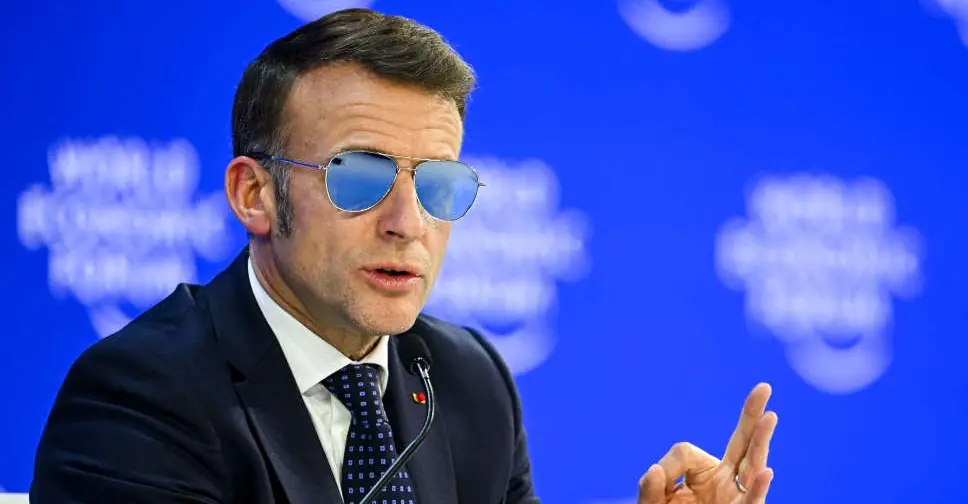 Tramp Makronun gün eynəyini ələ salıb