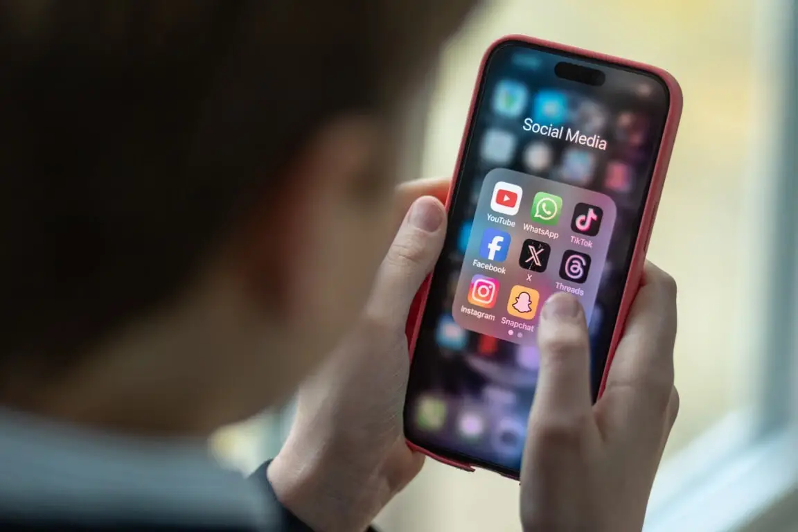 Avstraliyada yeniyetmələr üçün sosial şəbəkə qadağasından sonra 4,7 milyon hesab qapadılıb