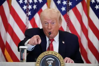 Tramp Qrenlandiya ilə bağlı planlarına qarşı çıxan ölkələri gömrük rüsumları ilə hədələyib