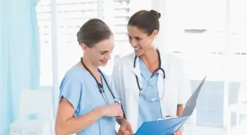 Gürcüstanda qeydiyyata düşməyən tibb bacıları və akuşerlər 2500-dək manat cərimə olunacaq