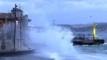 Fırtına nəticəsində İstanbul sahilləri yaxınlığında qayıqlar batıb