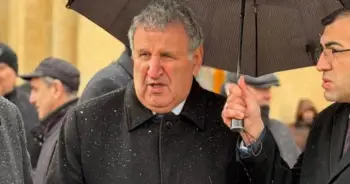 İsa Həbibbəyliyə çətir tutan şəxsin kimliyi BƏLLİ OLDU - FOTO