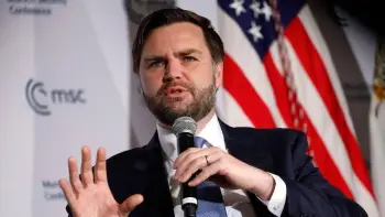 ABŞ vitse-prezidentinin evinə hücum edən şəxsin məhkəməsi başlayıb