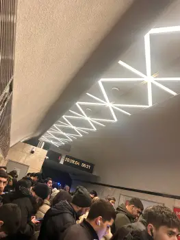 Sərnişin qatar yoluna düşdü, metroda interval qarışdı
