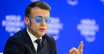 Tramp Makronun gün eynəyini ələ salıb