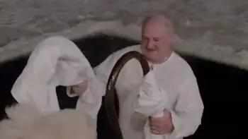 Lukaşenko buzlu suya girib