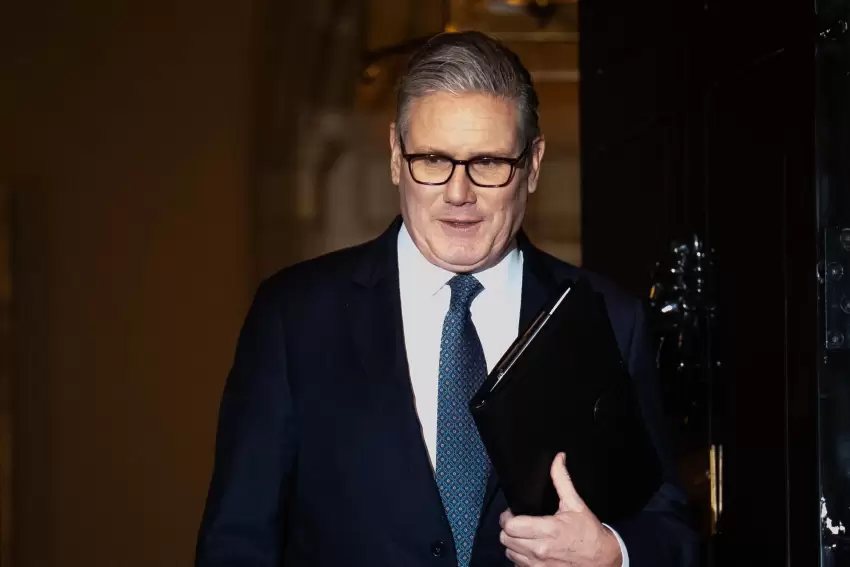 Britaniyalı bukmekerlər Starmerin istefa ehtimalını 83% qiymətləndirirlər