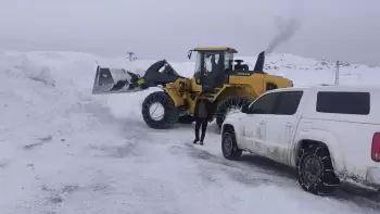 Türkiyədə güclü qar və fırtına səbəbilə nəqliyyat tam iflic vəziyyətinə düşüb