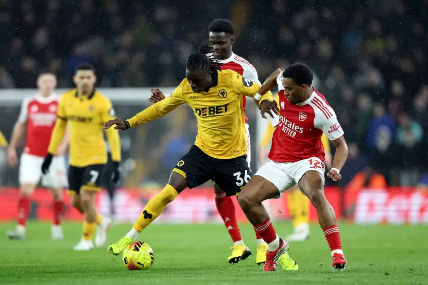 “Arsenal” səfərdə xal itirsə də liderliyini qoruyub