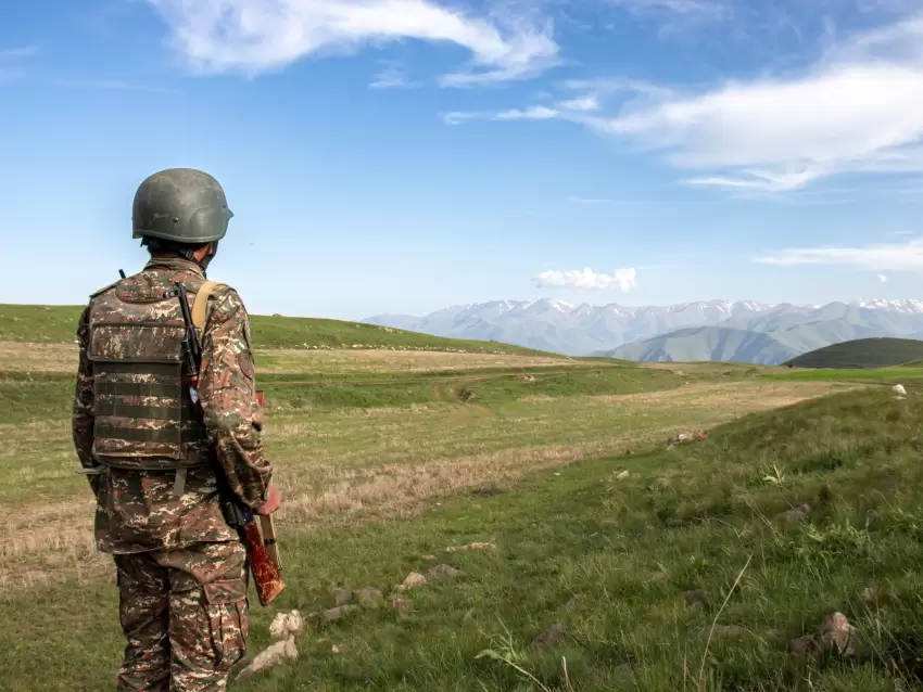 Ermənistanda 3 hərbçi bıçaqlandı