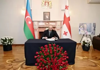 Prezident İlham Əliyev Gürcüstanın Azərbaycandakı səfirliyində olub, başsağlığı verib