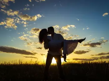 Dodaqlar sözlərdən daha çox şey deyir: psixoloqlar və alimlər öpüşün sehrini açıqlayır