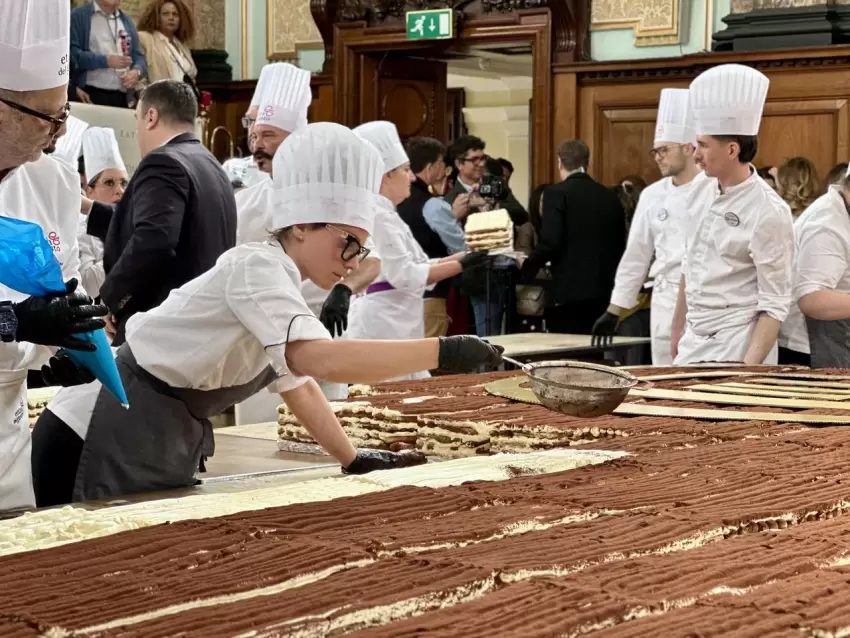 Londonda 440 metrlik tiramisu hazırlanıb