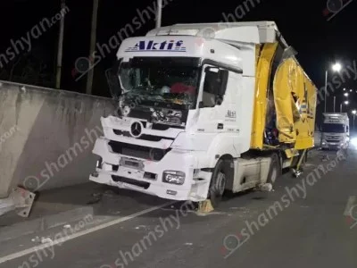 İrəvanda Türkiyə nömrəli yük maşını qəza törədərək evin daş hasarını dağıdıb