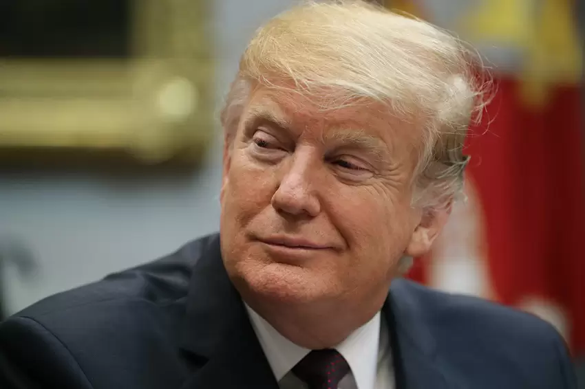 Tramp İrana qarşı müharibəni dəstəkləməyən amerikalıları “axmaq” adlandırıb