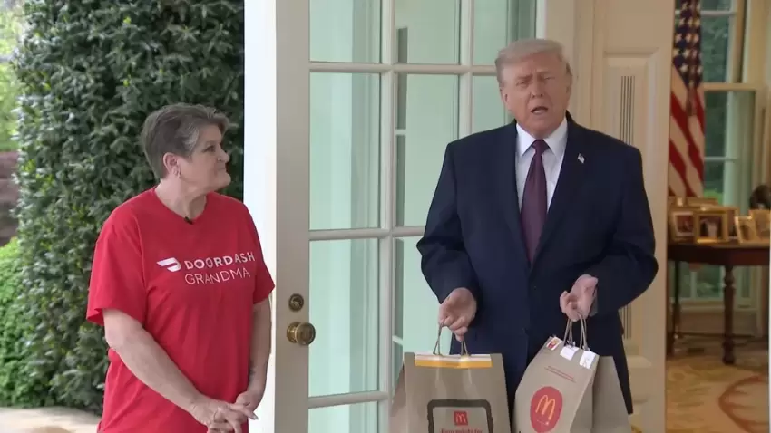 Tramp jurnalistlərlə danışmazdan əvvəl "McDonald’s" çatdırılmasını “səhnələşdirib”