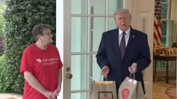 Tramp jurnalistlərlə danışmazdan əvvəl "McDonald’s" çatdırılmasını “səhnələşdirib”