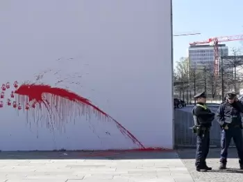 Berlində bir kişi Almaniya kanslerinin ofisinin binasına boya atıb