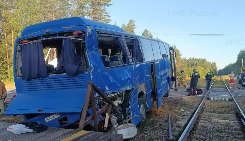 Ermənistanda Müdafiə Nazirliyinin avtobusu ilə qatar toqquşub