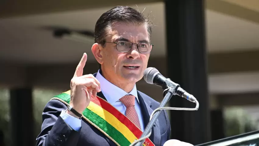Boliviya prezidenti siyasi böhran fonunda maaşını yarıya endirib