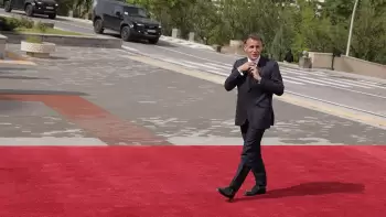 Körpə Makronun qucağında ucadan ağlamağa başlayıb - VİDEO