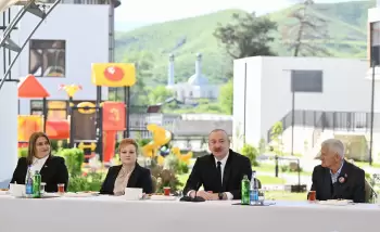 Prezident İlham Əliyev Zəngilan şəhərindəki ilk yaşayış kompleksinə köçən ailələrlə görüşüb