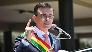 Boliviya prezidenti siyasi böhran fonunda maaşını yarıya endirib