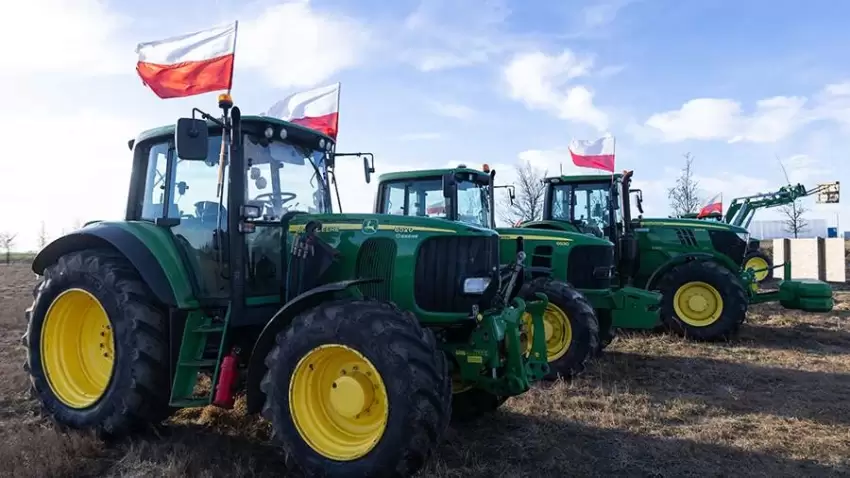 Polşada fermerlər fermalarının gəlirsizliyinə görə yolları bağlayıblar
