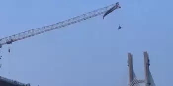 Çində paraplançı 60 metrlik qüllə kranından asılı vəziyyətdə qalıb – Sinxua