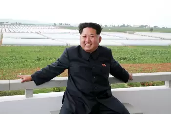 Kim Çen In nüvə materialları istehsal edən yeni zavoda baş çəkib