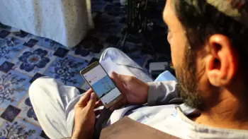 Əfqanıstanda dövlət qulluqçularına smartfonlardan istifadə qadağan edilib