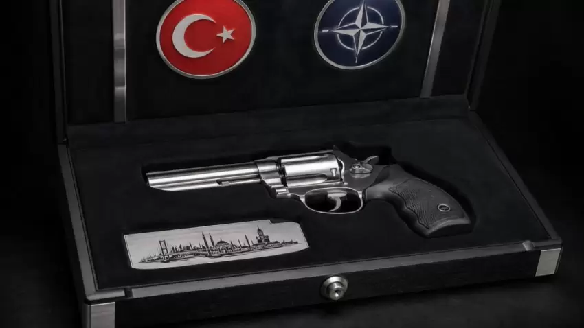 Ərdoğan NATO ölkələrinin liderlərinə üzərində adları yazılmış tapançalar və patronlar hədiyyə edib