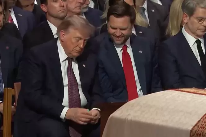 Tramp senator Qrehemin vida mərasimində nəfəs təravətləndirən konfet paylayıb