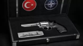 Ərdoğan NATO ölkələrinin liderlərinə üzərində adları yazılmış tapançalar və patronlar hədiyyə edib