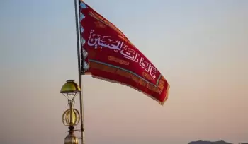 İranda İmam Xomeyni məscidinin günbəzinə qırmızı intiqam bayrağı qaldırılıb