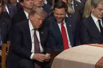 Tramp senator Qrehemin vida mərasimində nəfəs təravətləndirən konfet paylayıb