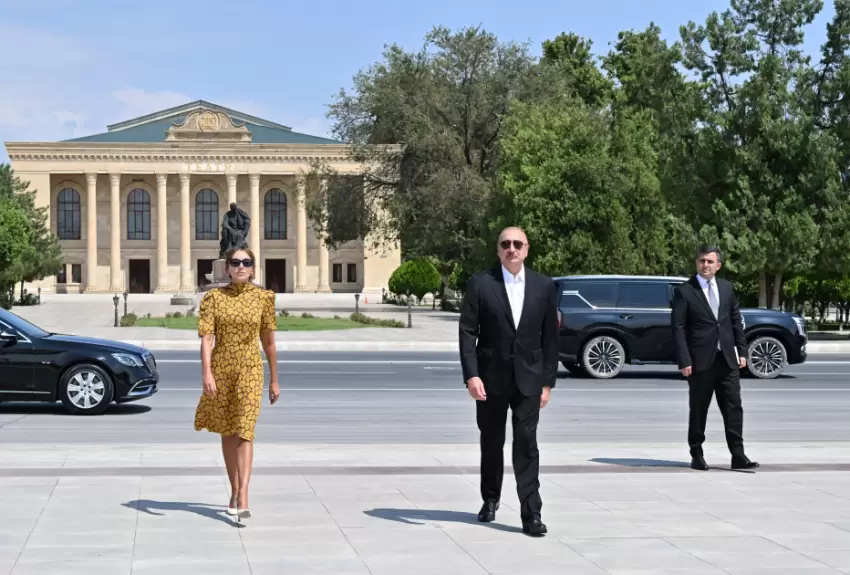 Prezident İlham Əliyev Ümummilli Liderin Naxçıvan şəhərinin mərkəzində ucaldılan abidəsini ziyarət edib