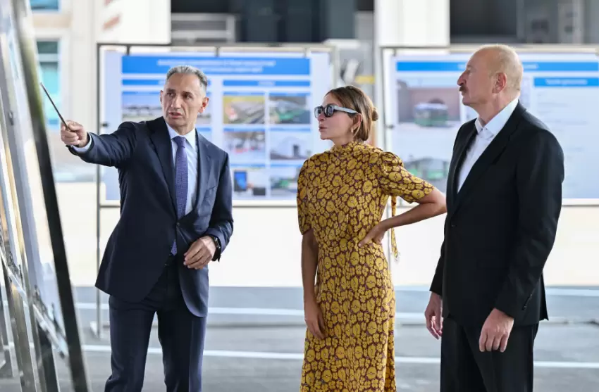Prezident İlham Əliyev Naxçıvanda elektrik mühərrikli yeni avtobuslara baxıb, dəmir yolu infrastrukturunda aparılan yenidənqurma işləri ilə tanış olub