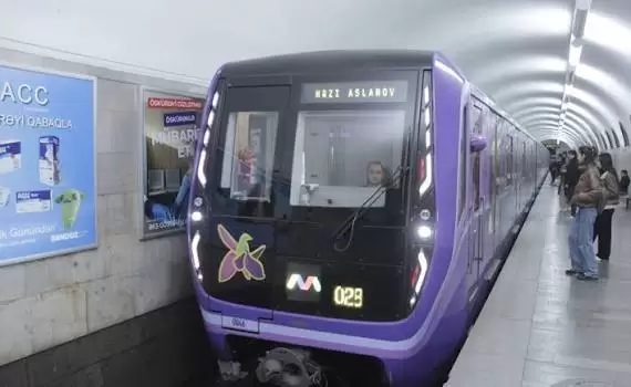 Bakı metrosunda qadın qatar yoluna düşüb