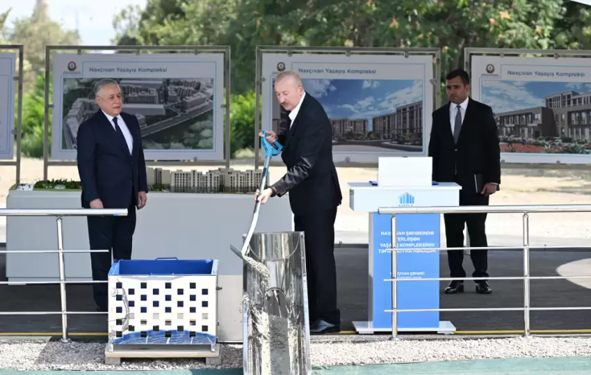 Prezident İlham Əliyev Naxçıvan şəhərində sosial evlər kompleksinin təməlini qoyub