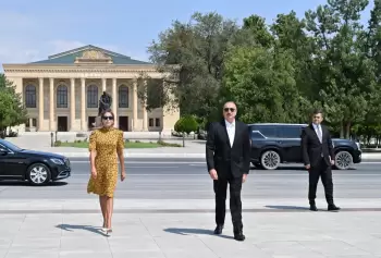 Prezident İlham Əliyev Ümummilli Liderin Naxçıvan şəhərinin mərkəzində ucaldılan abidəsini ziyarət edib