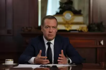 Medvedev Ermənistanla bağlı: “İncil incilərini donuzların qabağına atmayın”