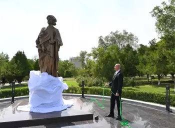 Naxçıvandakı “Əcəmi seyrangahı” istirahət kompleksində memar Əcəmi Naxçıvaninin abidəsi açılıb