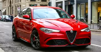 "Toyota", "Tesla" və "Alfa Romeo" yüz minlərlə avtomobili təhlükəli qüsurlara görə geri çağırır