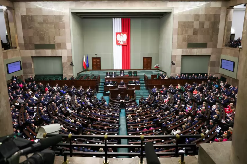 Polşa Seymində deputat çıxış zamanı it kimi hürüb