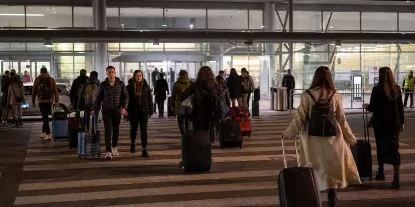 Varşava hava limanında sahibsiz baqaja görə sərnişinlər təxliyə edilib
