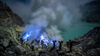 İndoneziyada nadir mavil alovlu Papandayan vulkanı püskürüb